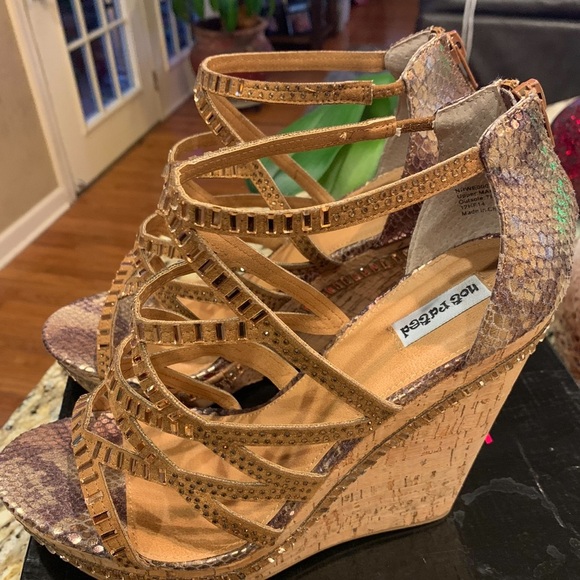 NWB Not Rated Metallic Gold Wedge Sandals - Picture 4 of 15